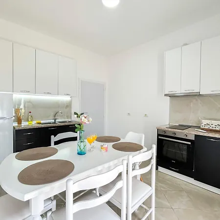 Apartment Vacation 653 Golem (Tirana)